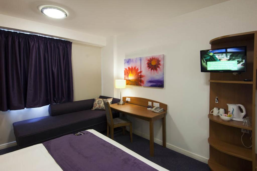 Premier Inn Camberley Exterior foto