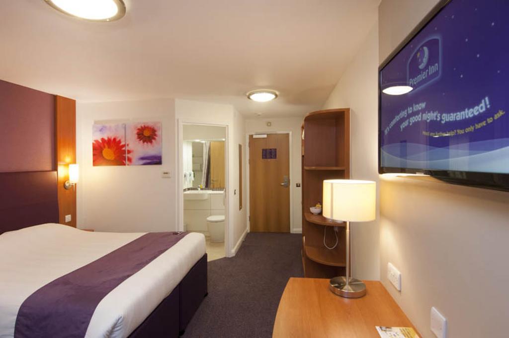 Premier Inn Camberley Exterior foto