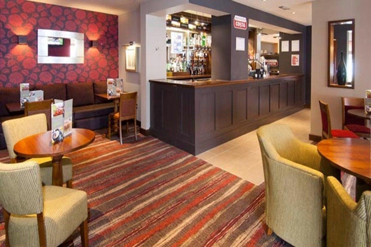 Premier Inn Camberley Exterior foto