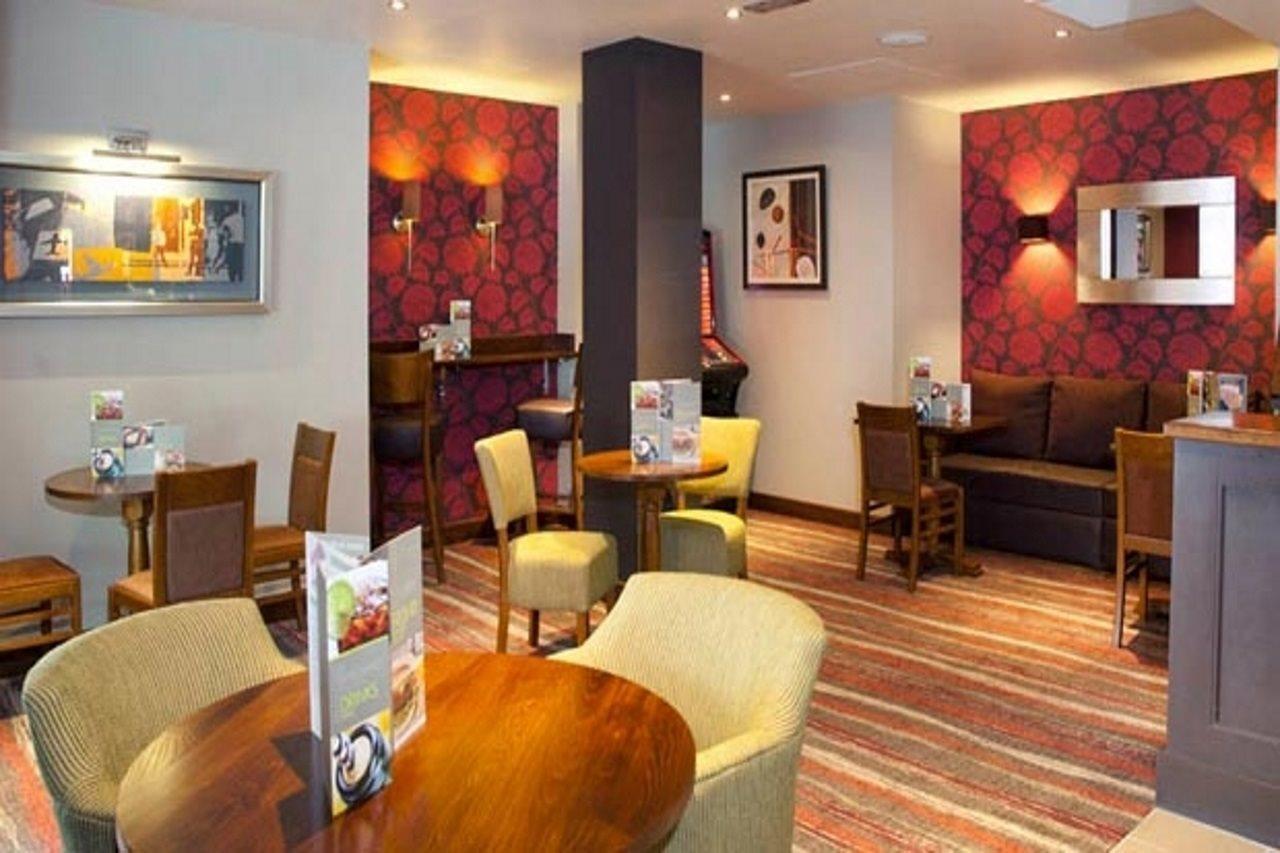 Premier Inn Camberley Exterior foto